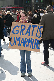 Mal umarmt werden? Am International Hugging Day am 21.03.2009 gab es das auf dem Marienplatz (Foto: MartiN Schmitz